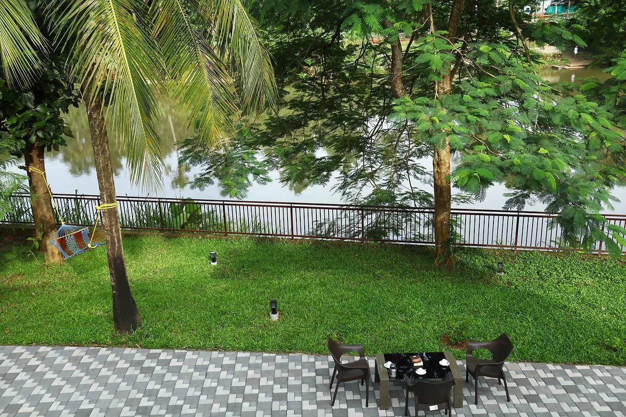 לינה וארוחת בוקר Kochi Nadhiyoram River Retreat